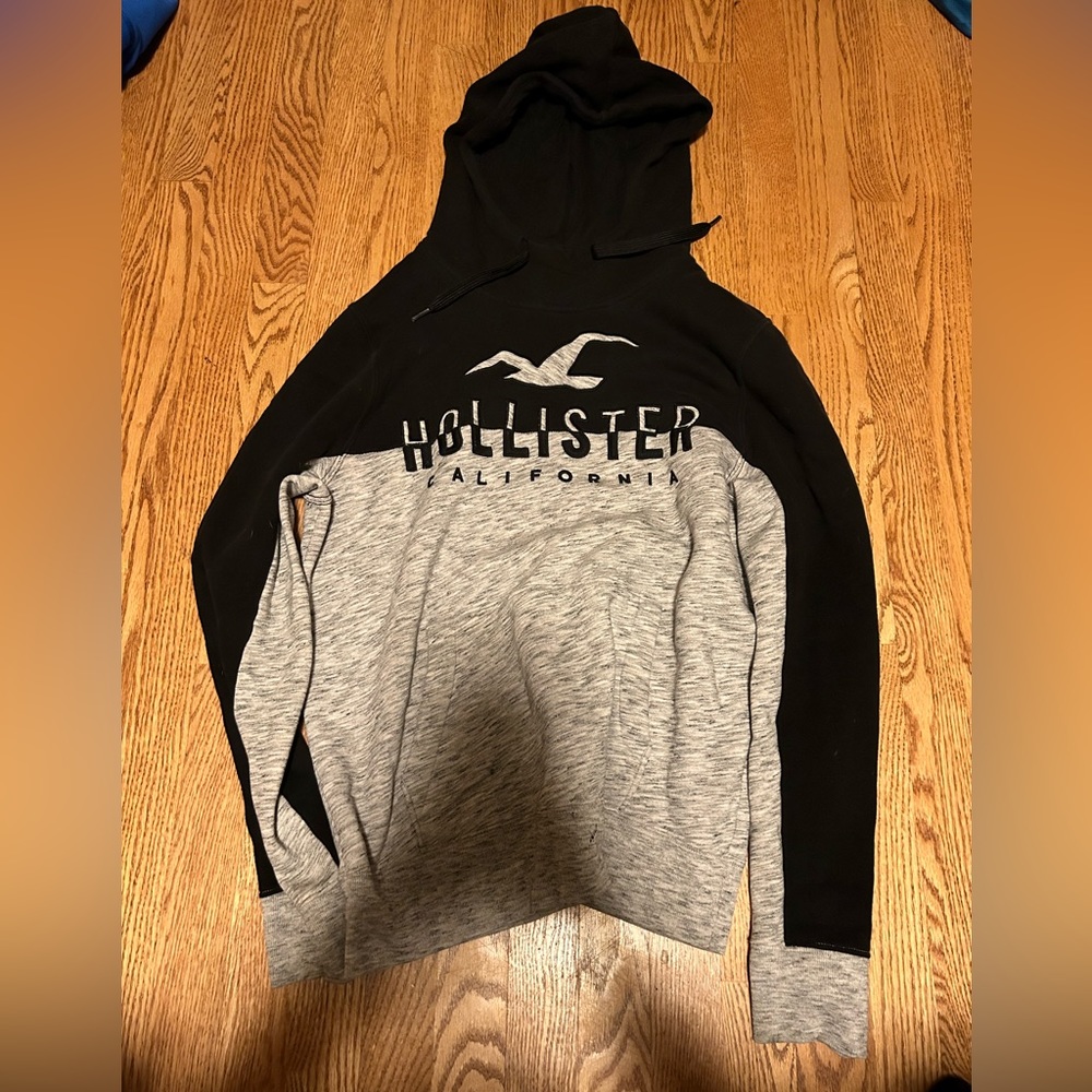 Selling this Hollister hoodie!!! Only worn a few times!!! Size large!!